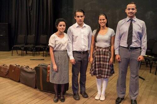 O jovem elenco conta com Madalenna Leandra, Gabriel Fontoura, Natalia Xis e Leo Bello que encenam peça baseada na obra “O Diário de Anne Frank”. (Foto: Pedro Antonio Heinrich/especial) 