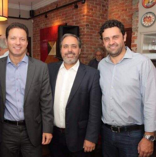 Nelson Marchezan Júnior com Gustavo Paim e Kevin Krieger, lideranças do governo municipal, na confraternização que aconteceu no Peppo Cucina. (Foto: Joel Vargas/PMPA)