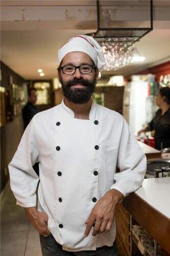 O chef Fernando Rosa, da Fúd Gastronomia Inusitada, preparou pratos inspirados na Costa Mediterrânea no Café do Porto. (Foto: Pedro Antonio Heinrich/especial)