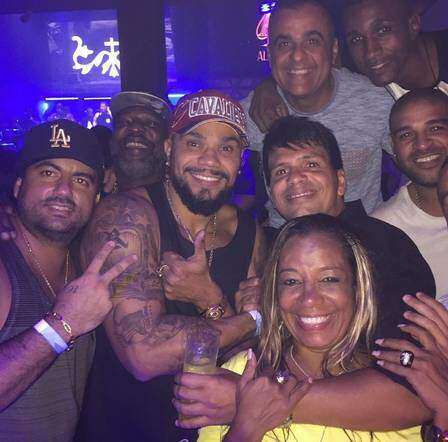 Adriano (de camisa branco) no show do Naldo e com Mr. Catra (foto: reprodução/Instagram)