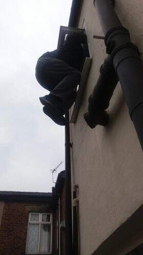 Sean entalado na janela do banheiro (foto: reprodução/Twitter)