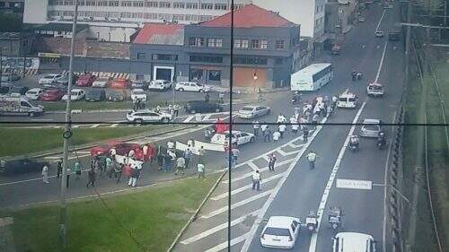 Manifestantes na avenida Mauá (Foto: EPTC/Divulgação)