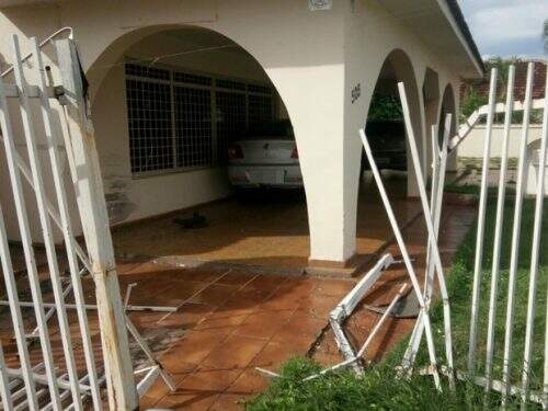 Portão da delegacia ficou destruído. (Foto: Reprodução)