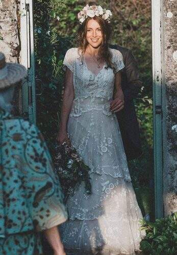 Tess Newall no casamento, com o vestido costurado pela tataravó (Foto: Reprodução)