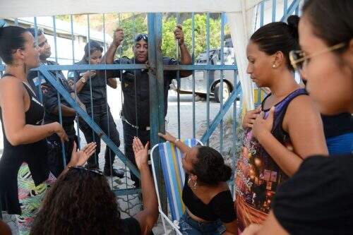 Familiares de policiais militares fazem protestos no Rio. (Foto: Fernando Frazão/Agência Brasil)