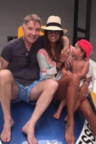 Empresária, que é mãe do filho caçula do milionário, Balder, 3 anos, publicou um registro do trio. (Foto: Reprodução)