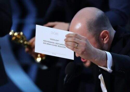 Jordan Horowitz, produtor de "La La Land", mostra o cartão com o nome do vencedor "Moonlight". (Foto: Reprodução)