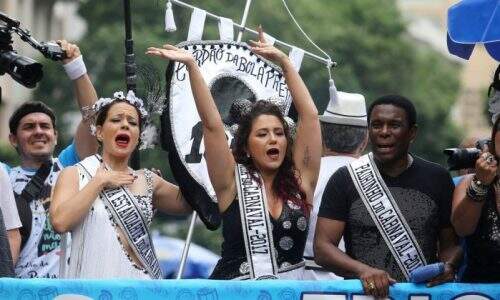 Leandra Leal, Maria Rita e Neguinho da Beija-Flor no desfile do Bola Preta. (Foto: Reprodução)