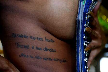 Tuane tem salmo tatuado no corpo (Foto: Reprodução)