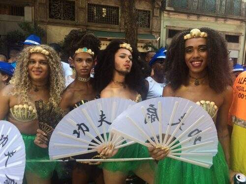 "Resolvemos vir de sereia porque é tendência", falou um dos foliões que saíram da Pavuna para o Bloco da Preta (Foto: Reprodução)