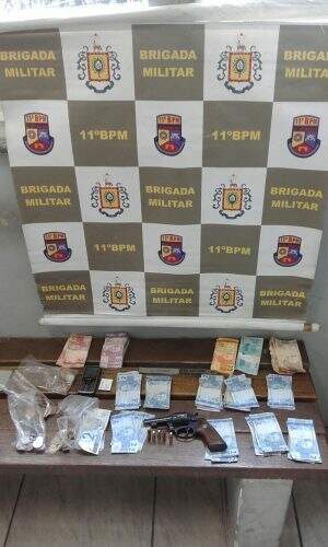 Revólver e dinheiro do crime foram encontrados com o suspeito (Foto: BM/Divulgação)