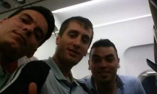 Matías Carena (C) com amigos(Foto: Reprodução Twitter)