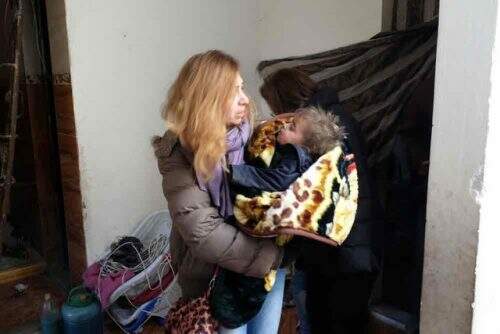 Funcionária de ONG carrega no colo o pequeno Yamen, de nove meses. (Foto: Reprodução)