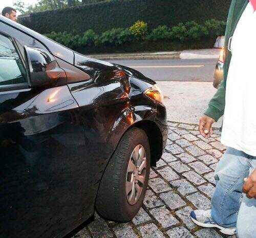 Carro ficou amassado após uma pisada do segurança. (Foto: AgNews)