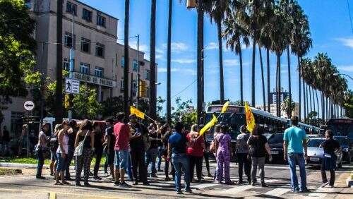 Protesto de municipários na esquina da avenida João Pessoa com a Ipiranga (Foto: Jackson Ciceri/O Sul)