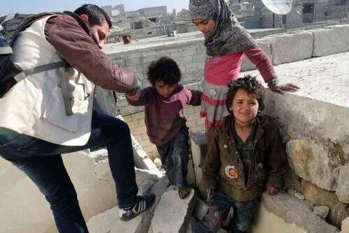Crianças mostram casa para um dos funcionários da ONG que as resgatou. (Foto: Reprodução)