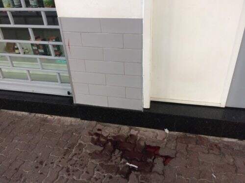 Marcas de sangue na calçada onde ocorreu a briga entre argentinos e brasileiros. (Foto: Reprodução)