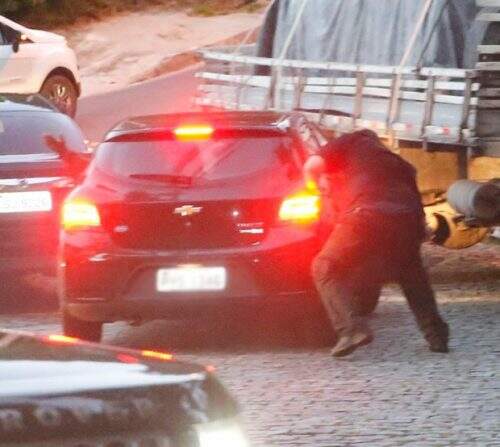 Segurança de Justin Bieber fura pneu de carro. (Foto: AgNews)