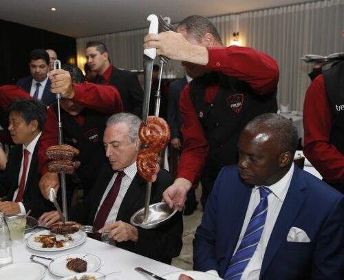 Presidente come churrasco com embaixadores em Brasília. (Foto: Reprodução/Twitter) 