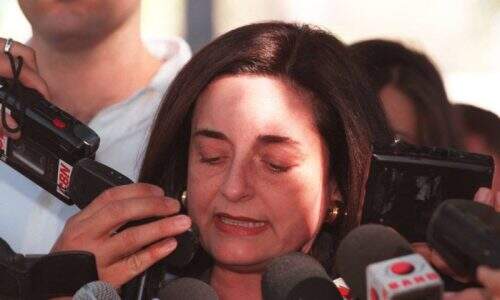 Lúcia lê nota à imprensa sobre a morte de Lady Di (Foto: Reprodução)