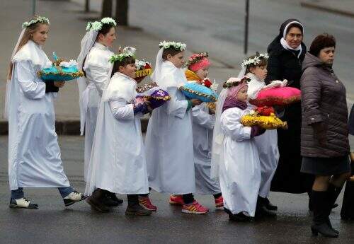 Devotos católicos participam de ritos de domingo de Páscoa na cidade de Novogrudok, a 150 quilômetros a oeste da capital, Minsk, na Bielorrússia, no domingo (Foto: Reprodução)