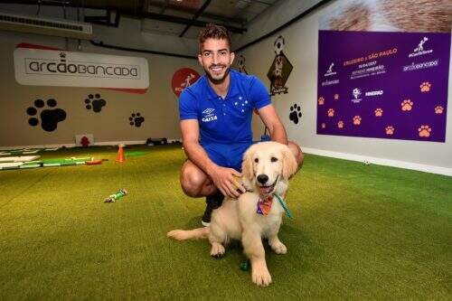 Lucas Silva, volante do Cruzeiro, também esteve na “Arcãobancada” após a partida com o seu mascote, o Logan (Foto: Reprodução)