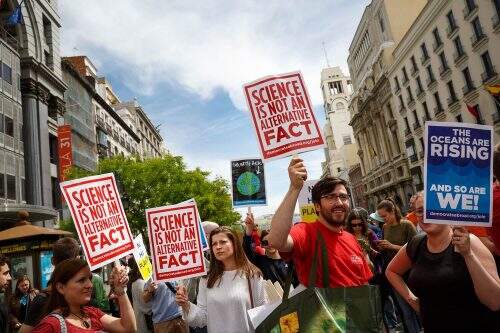 Espanha também teve marcha da ciência (Foto: Reprodução)