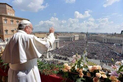 Papa Francisco durante sua tradicional bênção “Urbi et Orbi" (para a cidade e o mundo) da varanda com vista para a Praça de São Pedro no Vaticano neste domingo (16) (Foto: Osservatore Romano)