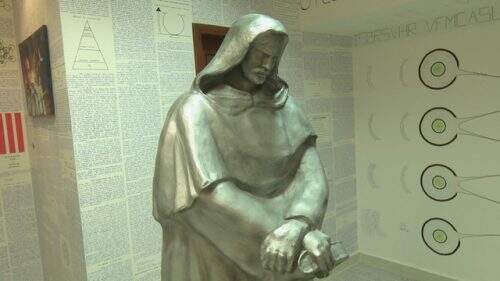Estátua do filósofo Giordano Bruno está no quarto de estudante. (Foto: Reprodução)