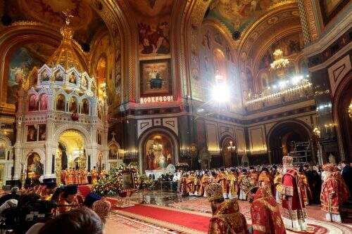 O patriarca ortodoxo russo Kirill conduz o culto de Páscoa na Catedral de Cristo Salvador, em Moscou (Foto: Reprodução)