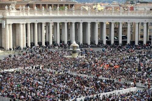 Público na praça da Basílica de São Pedro durante a missa celebrada pelo papa Francisco neste domingo (16) (Foto: Reprodução)