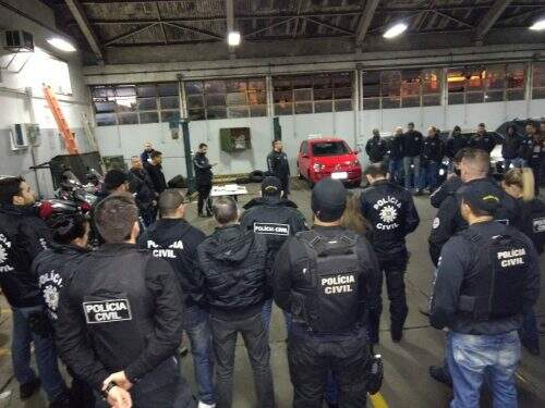 Policiais estão desde cedo realizando operação. (Foto: Polícia Civil/Divulgação)