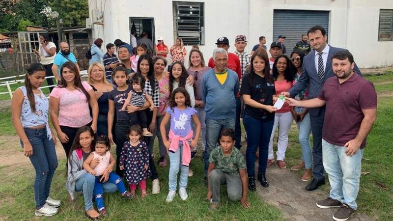 Secretário Derly e o promotor Márcio Bressani entregam ingressos para refugiados venezuelanos. (Foto: Eduardo Guterres /Secom)