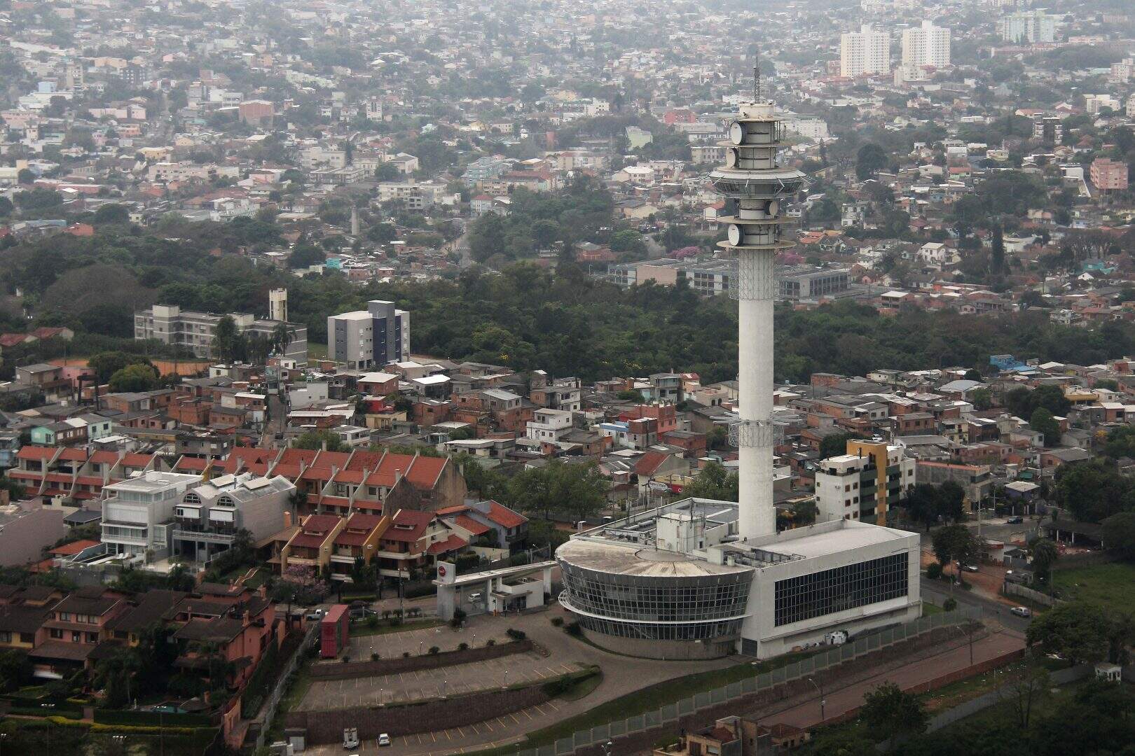 Vista aerea da Torre da Claro em Porto Alegre.