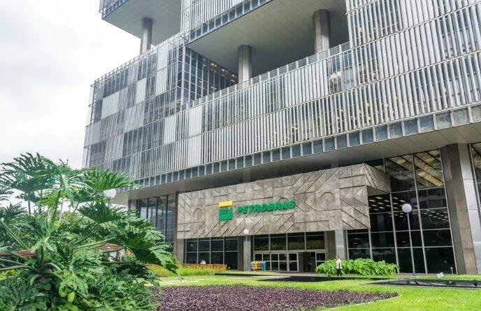 petrobraassss Diretor da Petrobras afirma que não há correria para reajustar os preços dos combustíveis