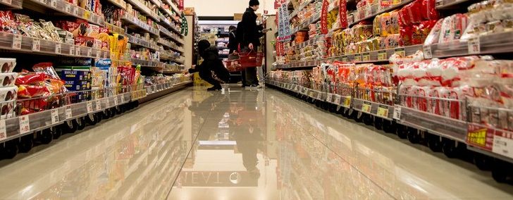 Rede de supermercados é condenada por omissão em caso de trabalhadora chamada de “guria preta” e “escrava” por cliente em Porto Alegre