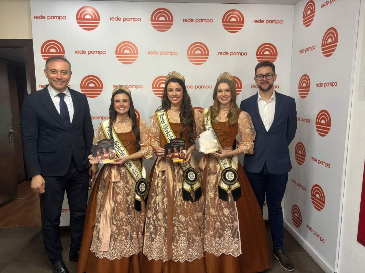 Presidente da Rede Pampa Alexandre Gadret,,Rafaela Schoepfer (2 Princesa), Michele Paqueira (Rainha), Andresa Xavier (1 Princesa), Felipe Grings (Presidente da Aci Cerro Largo)