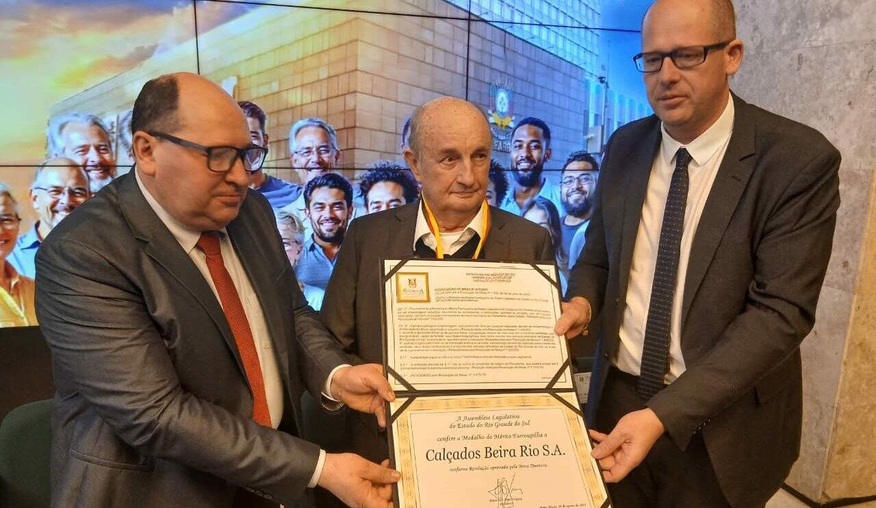 Fundador Presidente Roberto argente recebe a honraria pelos calçados Beira-Rio