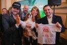 Na sexta-feira, 1º de agosto, testemunhamos mais do que um anúncio político: foi o reconhecimento oficial de que os animais têm lugar legítimo nas pautas públicas do Rio Grande do Sul. A apresentação do projeto de lei que cria o Fundo Estadual de Bem-Estar de Animais Domésticos pelo governador em exercício, Gabriel Souza, marca um divisor de águas na relação entre Estado e causa animal. Não é exagero chamar a proposta de histórica. Pela primeira vez, um ente federativo brasileiro se propõe a instituir um fundo exclusivamente dedicado ao bem-estar de cães, gatos e cavalos, com orçamento próprio, gestão participativa e vocação permanente. Na prática, isso significa que ONGs, protetores independentes e prefeituras não precisarão mais disputar recursos ambientais escassos para cuidar de animais em situações de vulnerabilidade. O texto que tramita na Assembleia Legislativa prevê fontes de receita múltiplas — de transferências federativas a multas por maus-tratos — e contempla ações essenciais como castrações, acolhimento, abrigagem e capacitação de profissionais da área veterinária. E mais: pela primeira vez, equinos utilizados como tração urbana entram explicitamente na política pública. Cavalos que antes eram invisíveis ao olhar institucional passam a ser sujeitos de proteção. Vale lembrar que essa proposta não surgiu do acaso. Ela se ampara em anos de mobilização da sociedade civil, na trajetória iniciada com o Programa Melhores Amigos e nas ações emergenciais adotadas durante as enchentes de 2024, quando milhares de animais foram resgatados graças à força conjunta de protetores, militares e voluntários. O fundo é a resposta à pergunta que tantos gaúchos têm feito: como tornar permanente o que antes era paliativo? O ponto alto da proposta é o Conselho Gestor com participação da sociedade civil. Aqui, o governo demonstra sensibilidade ao abrir espaço para quem vive, diariamente, os desafios da proteção animal. A escuta ativa deixa de ser promessa e se transforma em estrutura oficial. Na cerimônia, além dos gestos simbólicos — como o carinho dedicado a um Cavalier King Charles Spaniel que representou todos os bichinhos atendidos — sobrou emoção nas palavras da representante do coletivo SOS Operação Nazário, Cláudia Azevedo, que resumiu com exatidão: “Esse fundo é a expressão de uma nova visão, mais humana e justa, que está ganhando força no coração dos gaúchos”. O projeto ainda será votado, e como jornalista que acompanha políticas públicas há anos, posso dizer que dificilmente encontraremos iniciativa com tamanha clareza de propósito e respaldo social. O Rio Grande do Sul pode, sim, virar referência nacional na área.