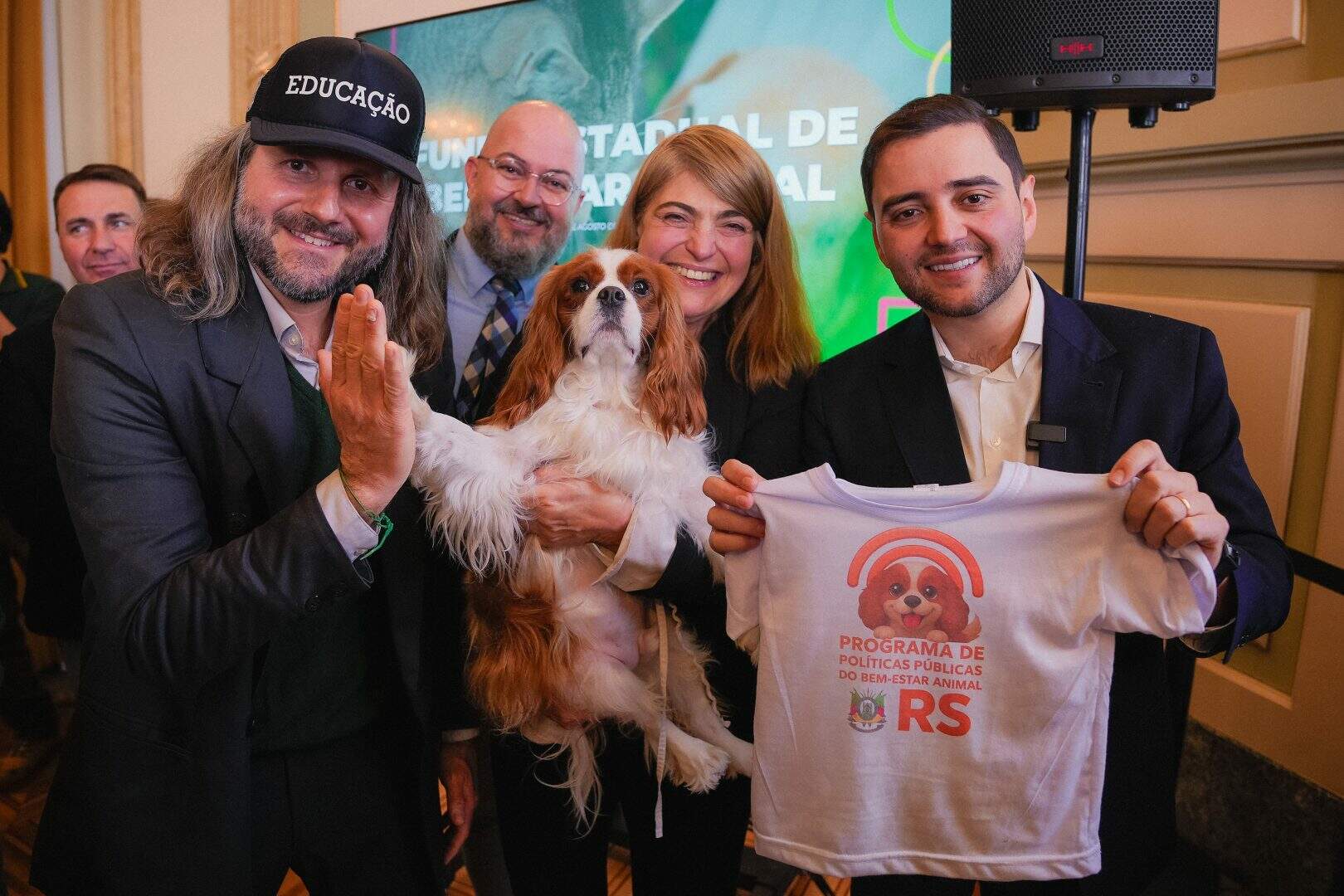 Na sexta-feira, 1º de agosto, testemunhamos mais do que um anúncio político: foi o reconhecimento oficial de que os animais têm lugar legítimo nas pautas públicas do Rio Grande do Sul. A apresentação do projeto de lei que cria o Fundo Estadual de Bem-Estar de Animais Domésticos pelo governador em exercício, Gabriel Souza, marca um divisor de águas na relação entre Estado e causa animal. Não é exagero chamar a proposta de histórica. Pela primeira vez, um ente federativo brasileiro se propõe a instituir um fundo exclusivamente dedicado ao bem-estar de cães, gatos e cavalos, com orçamento próprio, gestão participativa e vocação permanente. Na prática, isso significa que ONGs, protetores independentes e prefeituras não precisarão mais disputar recursos ambientais escassos para cuidar de animais em situações de vulnerabilidade. O texto que tramita na Assembleia Legislativa prevê fontes de receita múltiplas — de transferências federativas a multas por maus-tratos — e contempla ações essenciais como castrações, acolhimento, abrigagem e capacitação de profissionais da área veterinária. E mais: pela primeira vez, equinos utilizados como tração urbana entram explicitamente na política pública. Cavalos que antes eram invisíveis ao olhar institucional passam a ser sujeitos de proteção. Vale lembrar que essa proposta não surgiu do acaso. Ela se ampara em anos de mobilização da sociedade civil, na trajetória iniciada com o Programa Melhores Amigos e nas ações emergenciais adotadas durante as enchentes de 2024, quando milhares de animais foram resgatados graças à força conjunta de protetores, militares e voluntários. O fundo é a resposta à pergunta que tantos gaúchos têm feito: como tornar permanente o que antes era paliativo? O ponto alto da proposta é o Conselho Gestor com participação da sociedade civil. Aqui, o governo demonstra sensibilidade ao abrir espaço para quem vive, diariamente, os desafios da proteção animal. A escuta ativa deixa de ser promessa e se transforma em estrutura oficial. Na cerimônia, além dos gestos simbólicos — como o carinho dedicado a um Cavalier King Charles Spaniel que representou todos os bichinhos atendidos — sobrou emoção nas palavras da representante do coletivo SOS Operação Nazário, Cláudia Azevedo, que resumiu com exatidão: “Esse fundo é a expressão de uma nova visão, mais humana e justa, que está ganhando força no coração dos gaúchos”. O projeto ainda será votado, e como jornalista que acompanha políticas públicas há anos, posso dizer que dificilmente encontraremos iniciativa com tamanha clareza de propósito e respaldo social. O Rio Grande do Sul pode, sim, virar referência nacional na área.