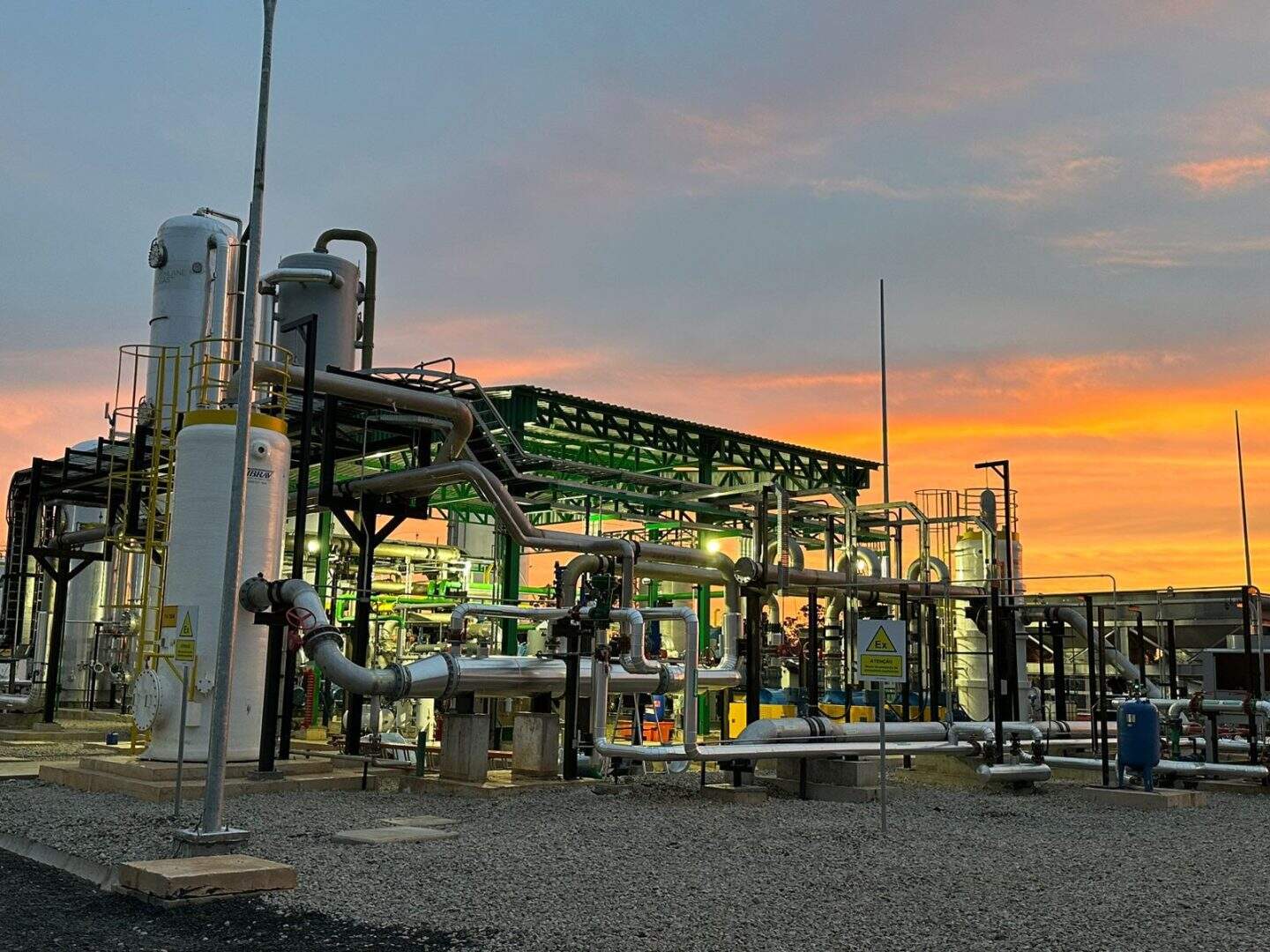 A inauguração da Biometano Sul, nesta segunda (15), em Minas do Leão, marca mais que um avanço tecnológico: é um sinal de que o Rio Grande do Sul começa a transformar passivos ambientais em ativos estratégicos. Fruto de R$ 150 milhões em investimentos do Grupo Solví/CRVR e da Arpoador Energia, a planta — primeira do estado a produzir biometano de aterro sanitário — poderá gerar até 66 mil Nm³/dia de gás natural renovável. Em tempos de urgência climática, iniciativas como essa mostram que inovação e sustentabilidade podem caminhar juntas, criando energia limpa, reduzindo emissões e abrindo caminho para uma matriz energética mais verde e competitiva. Minas do Leão, antes lembrada pelo aterro, agora entra no mapa como referência em economia circular e transição energética.