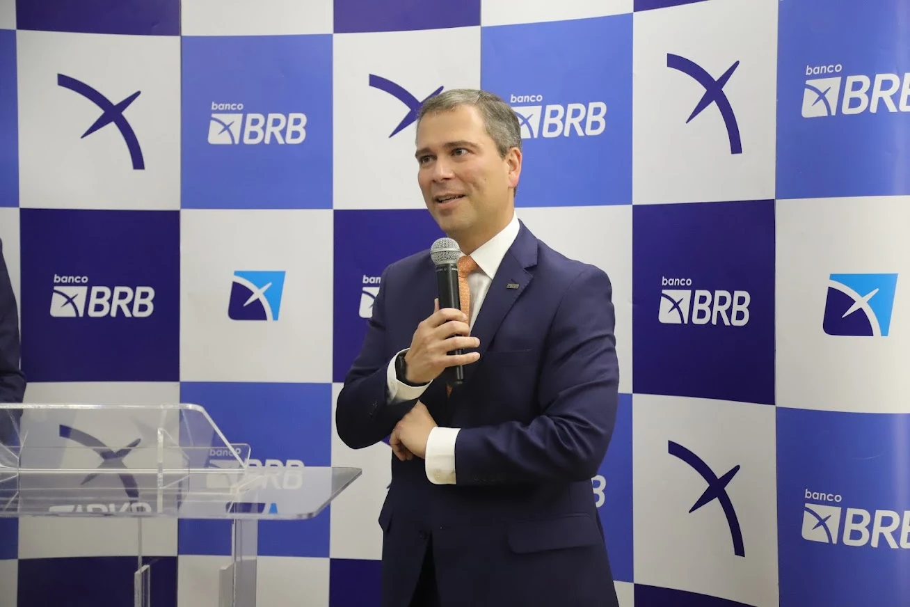 Ex-presidente do Banco de Brasília tinha dívida milionária no banco enquanto recebia apartamentos de Vorcaro