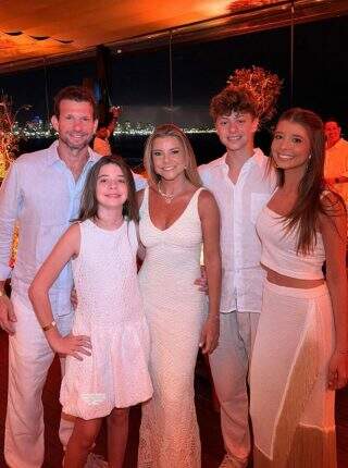 Leandro e Camila Melnick com os filhos Martina, Vicente e Rafaela