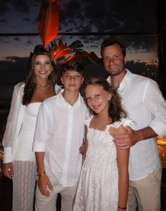 Gabriela de Oliveira e Felipe Nieckele com os filhos Bento e Olivia