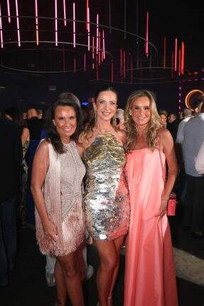 Tiana Burmann entre Titina e Juliana Sanmartin