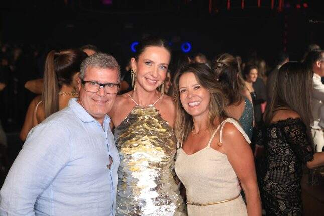 Tiana Burmann entre Ronaldo e Andrea Oliveira