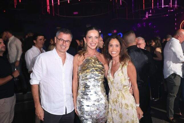 Tiana Burmann entre Carlos Eduardo e Juliana Druck Souto