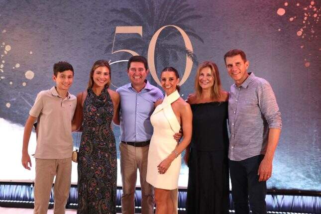 .Jerônimo e Aline entre Eduardo, Maria Eduarda, Alessandra e Ernani Polo