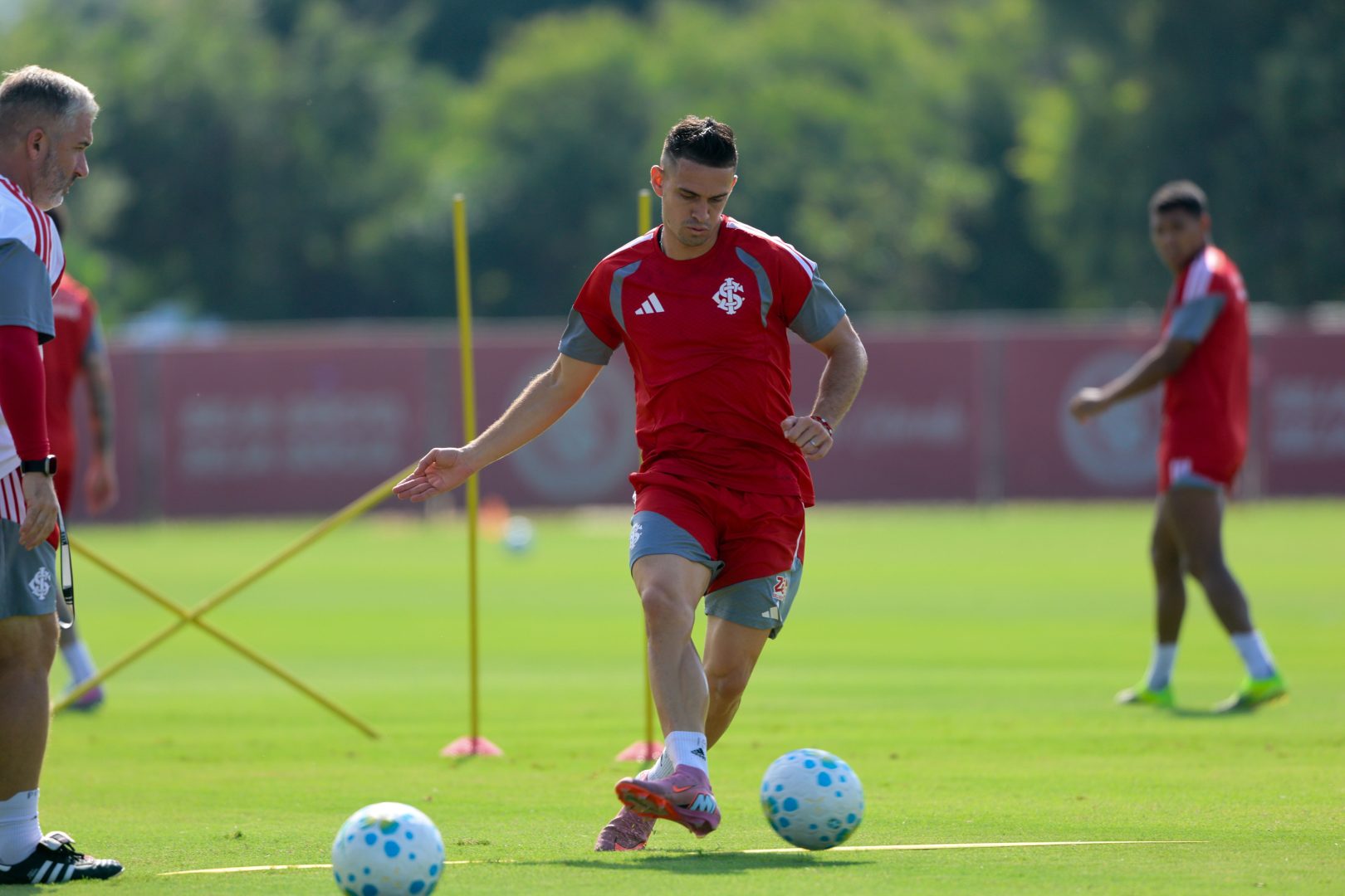 Fora de casa, Inter enfrenta o Corinthians para se afastar da zona do rebaixamento do Brasileirão