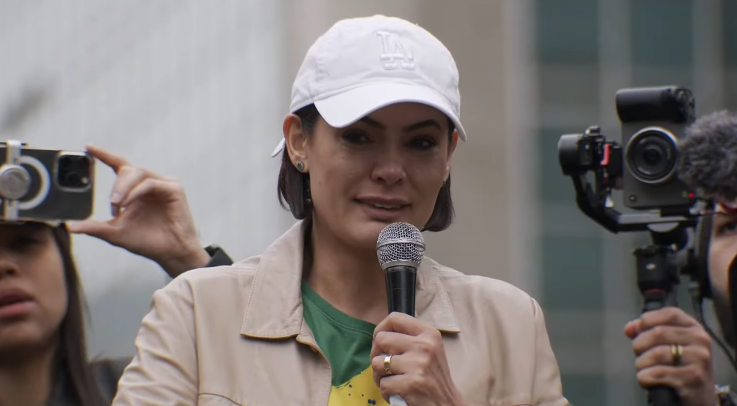 Ex-primeira-dama Michelle Bolsonaro afirma que apoiará a campanha de Flávio no “momento certo”